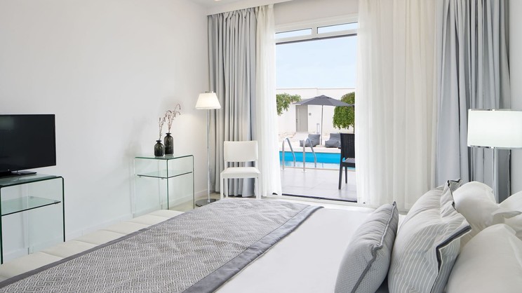 Swim Up with Sharing Pool